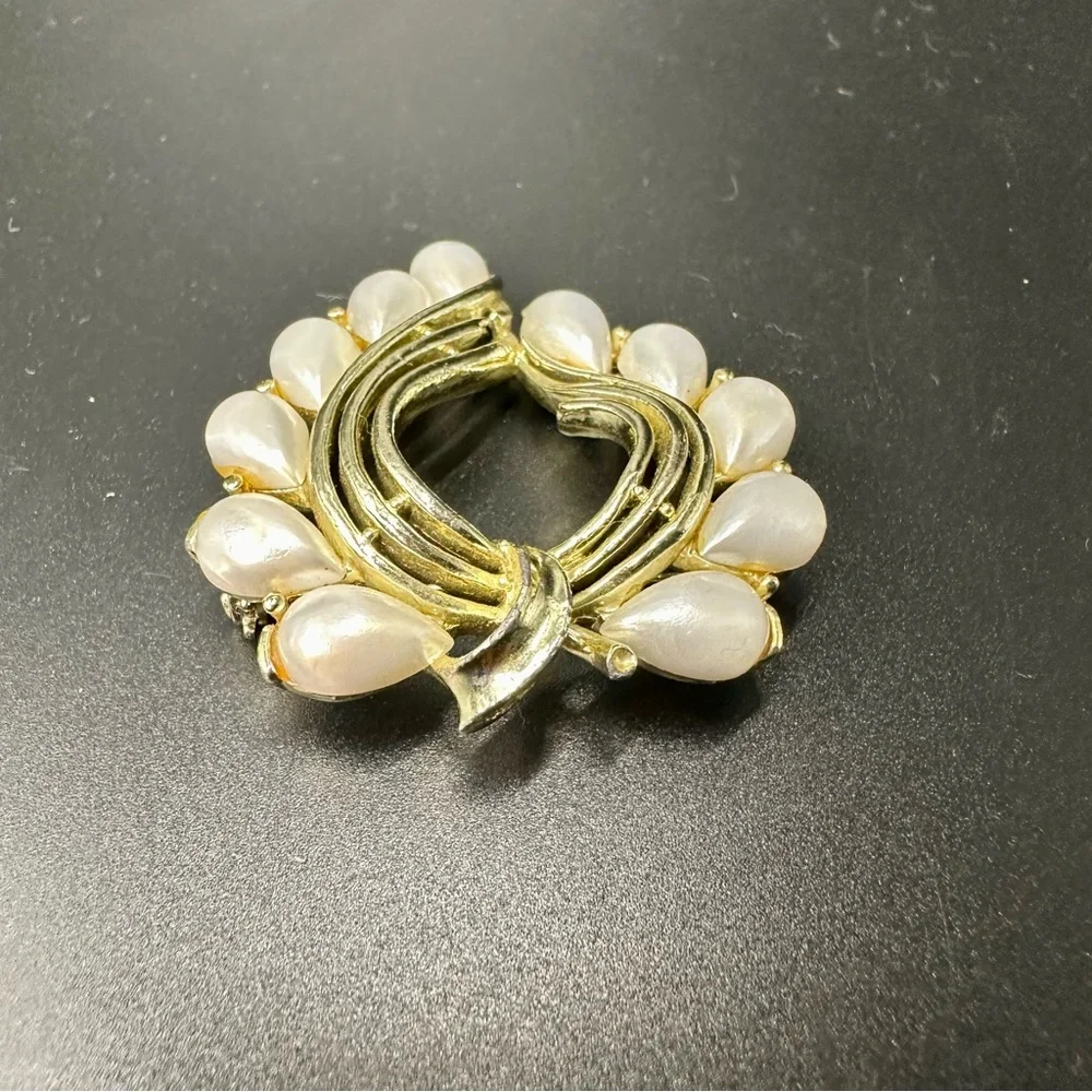 Vintage STAR Faux Pearl & Gold Tone Signed Brooch Pin